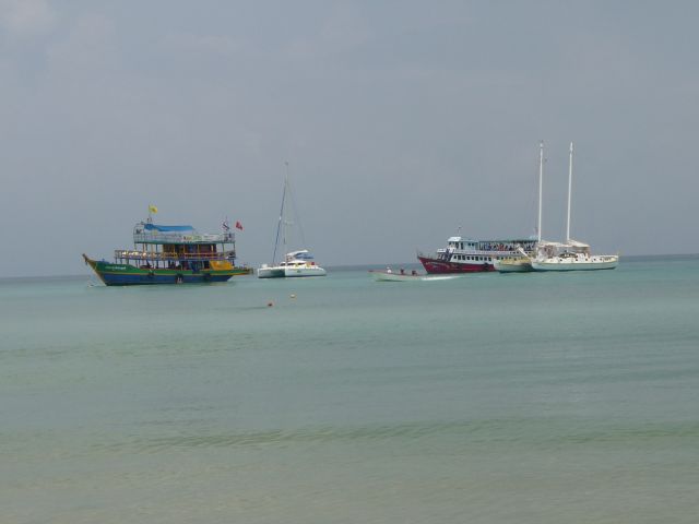 Tour boats arriving
