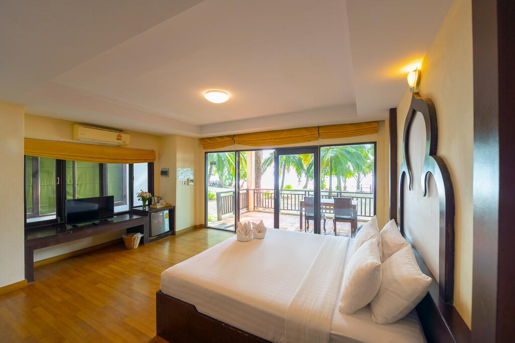 Deluxe room with balcony at Siam Beach Resort, Koh Chang